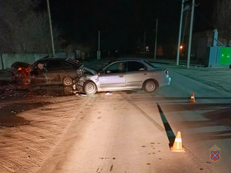 В Котельниковском районе Волгоградской области автомобили столкнулись лоб в лоб